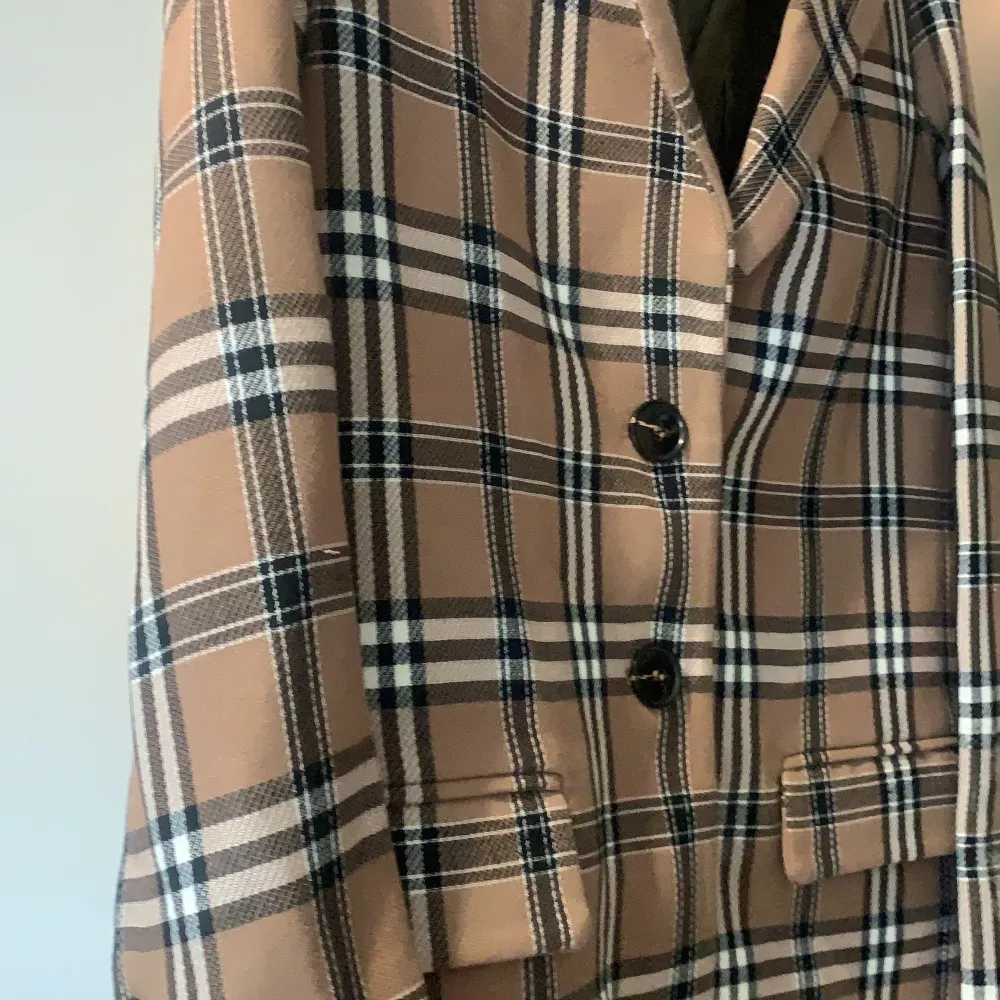 Kavaj i ”Burberry” mönster från H&M, passar en person i XS-M. Aldrig använd! . Kostymer.