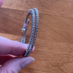 Hoops stora örhängen glittriga  - Stora glittriga hoops ca 5,5cm. Frakt tillkommer 15kr 