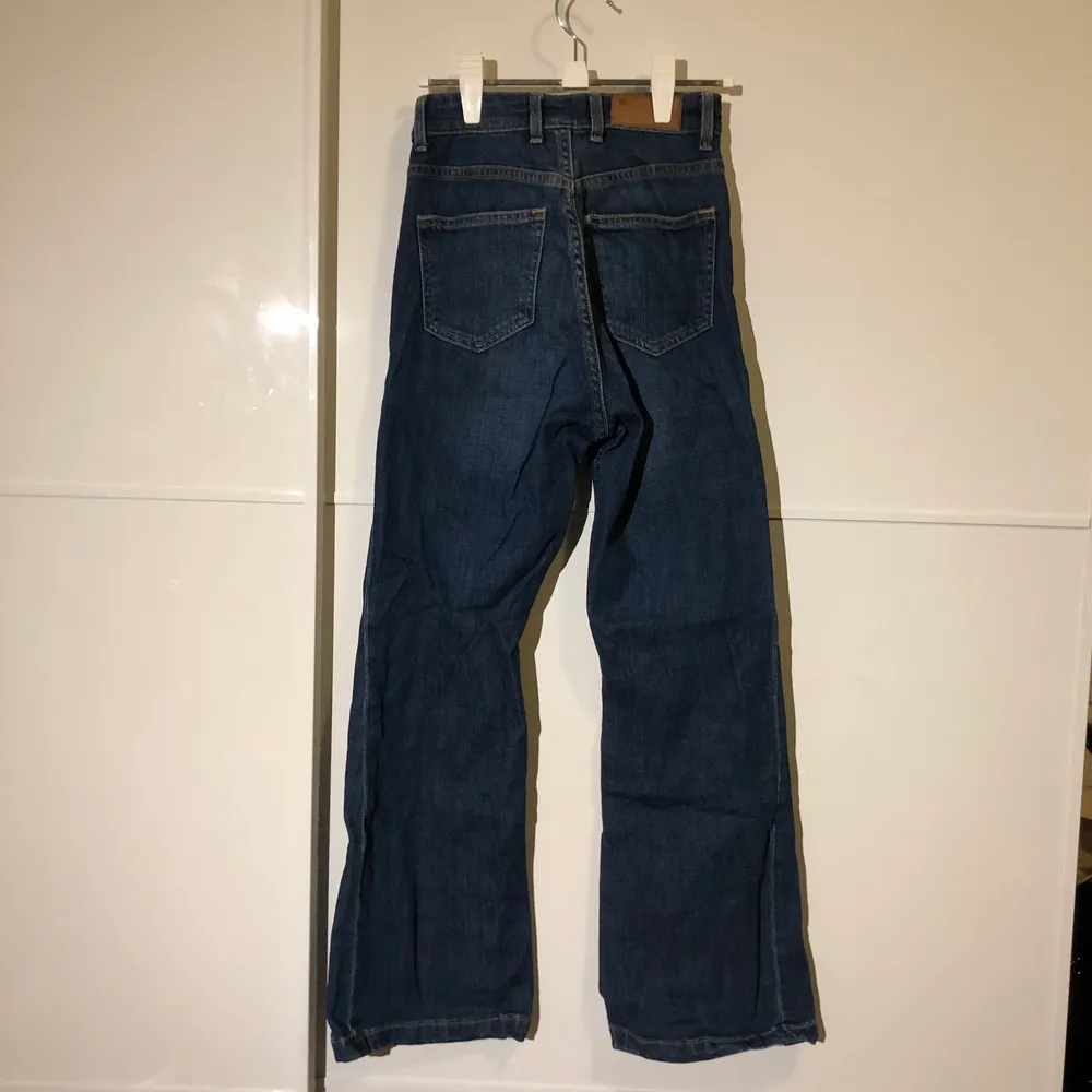 Säljer mina älskade jeans, då de har blivit för små för mig. Såååå fina och sitter så smickrande 👖👖 Köparen står för frakt 📩 3 för 120kr på min sida 🌸. Jeans & Byxor.