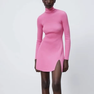 Zara klänning  - Säljer denna jättefina klänning från zara som endast är testad. Ångrade köpet men hann inte lämna tillbaka. 