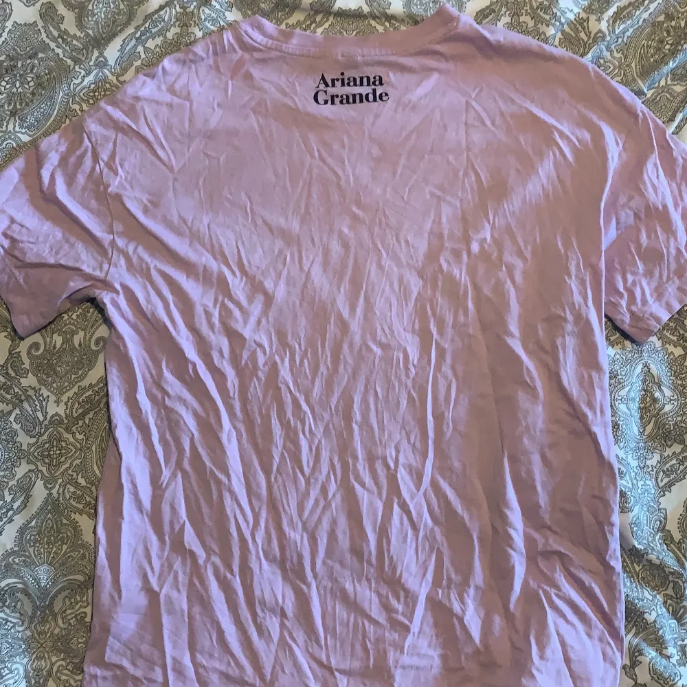 En Ariana Grande T-shirt från H&M med storlek XS. Får inte plats i den längre och använt minst 2 ggr. T-shirts.