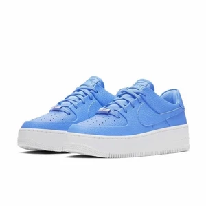 Nike air force 1 sage low - Nike air force sage low university blue💙, storlek 38. De är i använt skick men ser inprincip nya ut, förutom slitningar vid hälen (se sista bilden) det känns och märks dock inte när man har på sig dom. Tveka inte på att skriva om du är intresserad! 💙