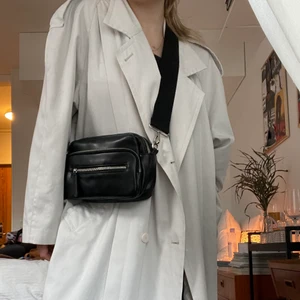 Väska Carin Wester - Väska med justerbart axelband från Carin Wester. Fint skick! Ev. Budgivning i kommentarerna. 150kr+frakt🍒