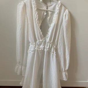 Studentklänning  - Helt ny och oanvänd klänning (modell Veronica) från Dennis Maglic. Prislappen och förpackning kvar! Superfin med öppen rygg och v-ringning i fram 🤩Säljes endast då jag hittat en annan klänning till min student💙💛 Nypris 800 kr