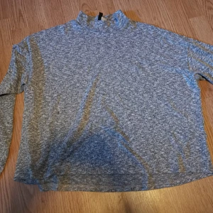 Grå polotröja L - Grå stickad polotröja i storlek L