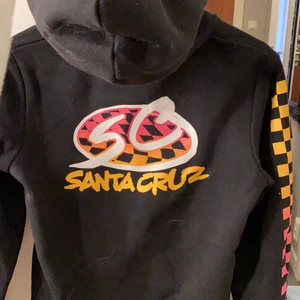Santa Cruz hoodie  - Säljer min fina hoodie, som tyvärr blivit för liten. Använd några gånger innan jag växte ur den. Som ny. Strl. S. Katt finns i hemmet. Köparen står för frakt 