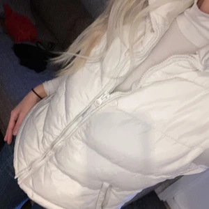 Väst - Snygg vit väst nu till våren:)