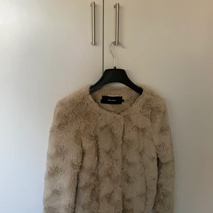 Pälsjacka  - Hej fina ni, jag säljer min pälsjacka som jag har aldrig haft chansen att använda då jag inte har gillar hur den sitter på mig. Jackan är i bra skikt och passar perfekt nu till våren🥰