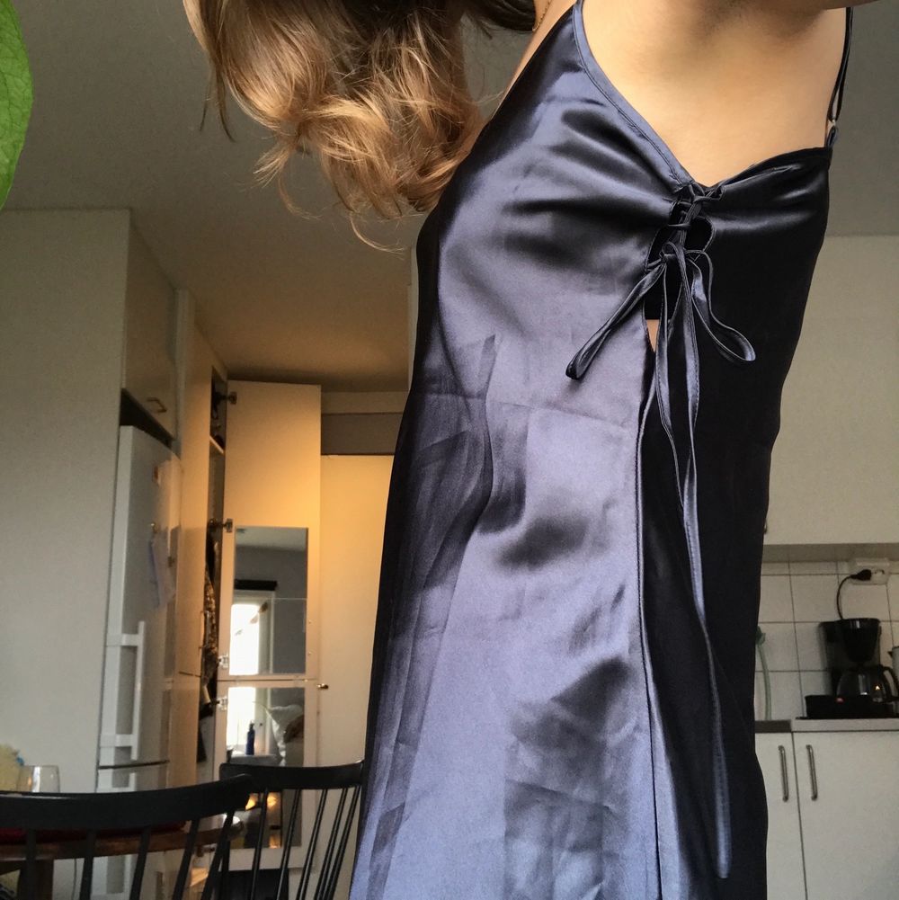 Mörkblå kort lite utsvängd klänning i siden, med knytning på sidorna. Tyvärr för stor för mig. . Klänningar.