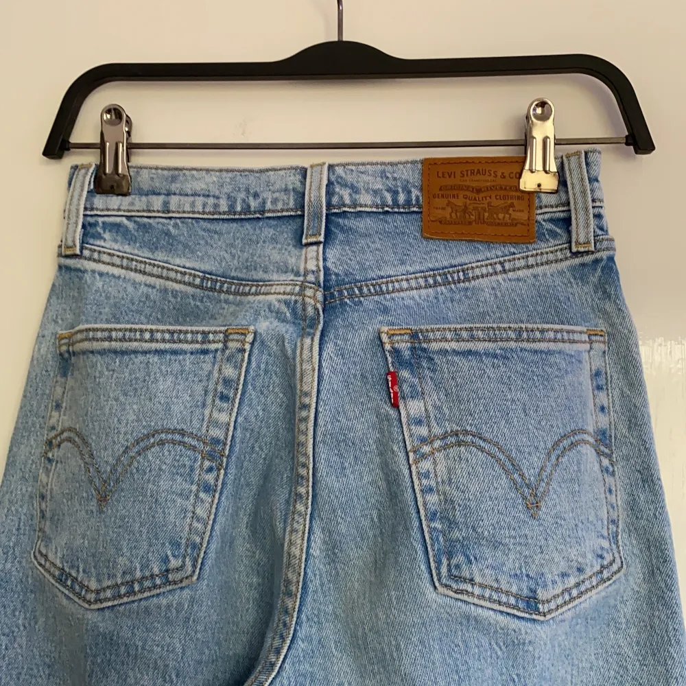 Ett par ”washed” Levis jeans i en blå färg. Världens härligaste jeans som jag tyvärr vuxit ur som nu behöver en ny ägare. Priset är diskuterbart🦋. Jeans & Byxor.