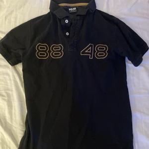 8848 Pikétröja size S - 88 48 pikétröja. Köpt i butik och bra kvalitet. Säljer då den är för liten för mig. Direkt leverans i Malmö, annars betalar köparen för frakt