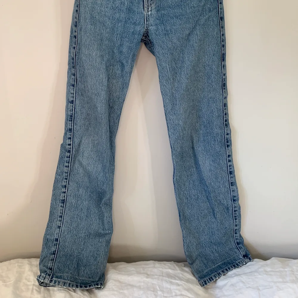Weekday jeans i modellen row! Väl använda men nu ska de få nytt hem! St 24! Långa och snygga nu till sommaren. Jeans & Byxor.