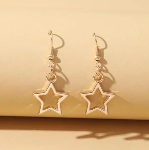 Örhängen  - Örhängen från shein, ser precis ut som på hemsidan. 10kr styck eller 15kr för båda🤍 köparen står för frakt!