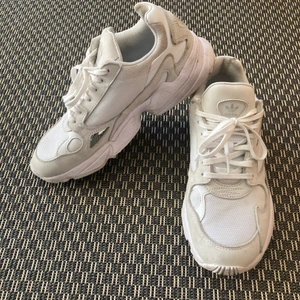 Adidas falcon vita - Adidas falcon i fint skick! Endast använta ett fåtal gånger. Strl. 42