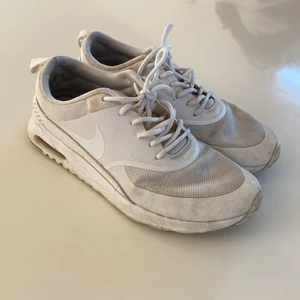Vita Nike sneakers - Vita sneakers från Nike. Använda väl dock ganska fräscha på utsidan, lite skaft vid hälen. 