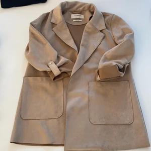 Mocka jacka  - Beige mocka jacka från pull and bear. Lite små fläckar nare på jackan, inget som syns mycket. Fin vår jacka, dock för liten för mig 