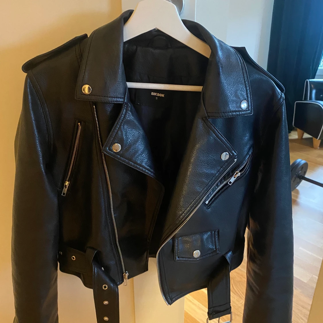 svart skinnjacka  - 90