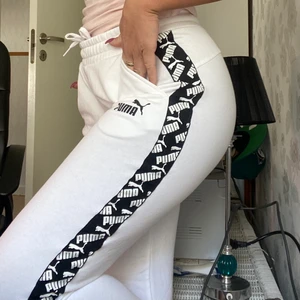 Puma joggers - Fräscha mjukisbyxor från puma, strl XS. Endast använda en gång. 130 kr. Kan mötas upp i gbg annars står köparen för frakt. 🤍