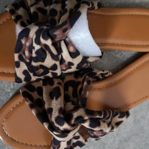 HELT NYA Snygga leopard sandaler/skor 👠!  - Hör har jag ett par leopard sandaler i storlek 38 MEN jag skulle säga att dom är i storlek 37- 37,5. Därav måste jag sälja dom då dom tyvärr inte passar mig. Men super sköna o snygga är dom😍🤎 (om du önskar annan frakt med exempelvis spårbart så är det bara att skriva det så ändrar jag) 