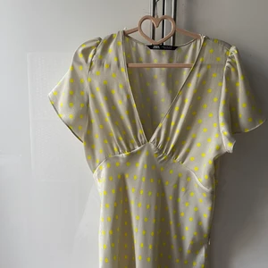Zara Klänning  - Beige prickig Zara klänning i strl XL (jag är en S på bilderna så passar även mindre beroende på önskad passform) Väl använd men i gott skick, klänningen har en mindre fläck på vänster kupa. Knappt märkbar