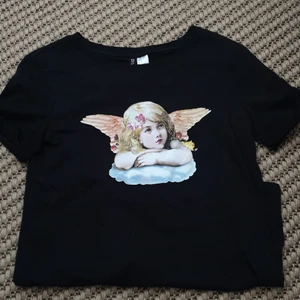 Svart tshirt med tryck - Svart tshirt med tryck storlek s. Kan skickas annars finns i Malmö🌷