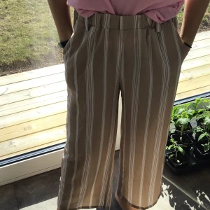 Byxor  - Säljer ett par utsvängda kostymbyxor jätte bra skick knappt använda 