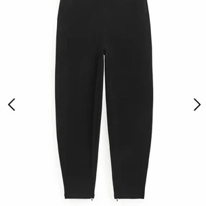 Arket tapered jersey trousers -  Helt oanvända. Nypris 690kr