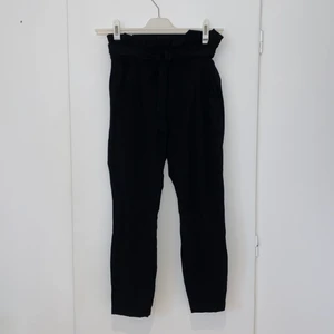 Kostymbyxor - Kostymbyxor med snörning och hög midja. Slutar över anklarna på mig som är 157. Säljer pga kommer inte till användning, endast använda 2 ggr. Skriv för fler bilder. 