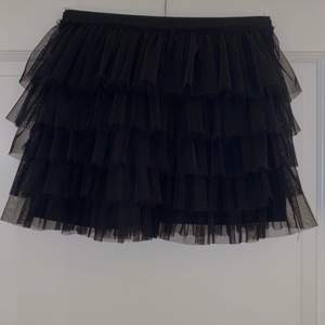 Puffig och fin kjol från Zara barn (strl 13-14 år) men passar en xs-liten m. Perfekt med en liten topp till, kanske till nyår! Köparen står för frakt. 