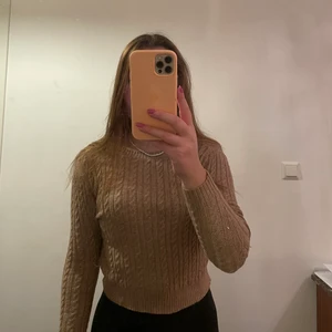 Stickad tröja  - Använd ett få tal gånger 