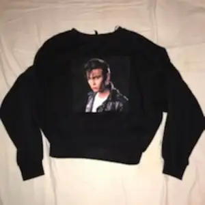 En kortare crewneck med tryck av yngre Johnny depp från filmen crybaby, otroligt bekväm! 