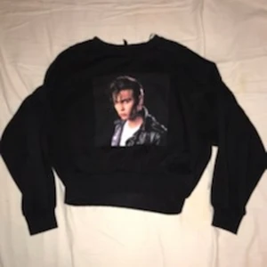 Cry baby crewneck - En kortare crewneck med tryck av yngre Johnny depp från filmen crybaby, otroligt bekväm! 