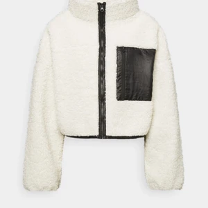 Jacka - Säljer denna jacka då den aldrig kommer till användning, har nästan aldrig använt jackan så den är som ny💕