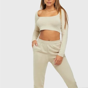 Mjukis set - Mjukis det som aldrig är använt ifrån Nelly , tröja strl M och byxa strl S passar mig som är 167cm lång 😍💕 så sköt nu när de är kallt eller bara ha hemma eller till skolan !!
