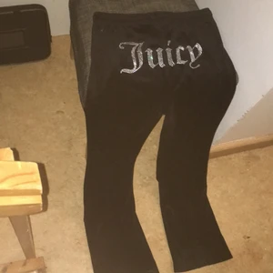 JUICY BYXOR s,m - SÄLJER MINA JUICY BYXOR FÖR BILLIGASTE PRISER PÅ HELA PLICK 400kr och priset kan diskuteras ochså pugrund av att frakten är äckligt dyrt💕💕💕(ps är du lång kan byxor användas som xs)