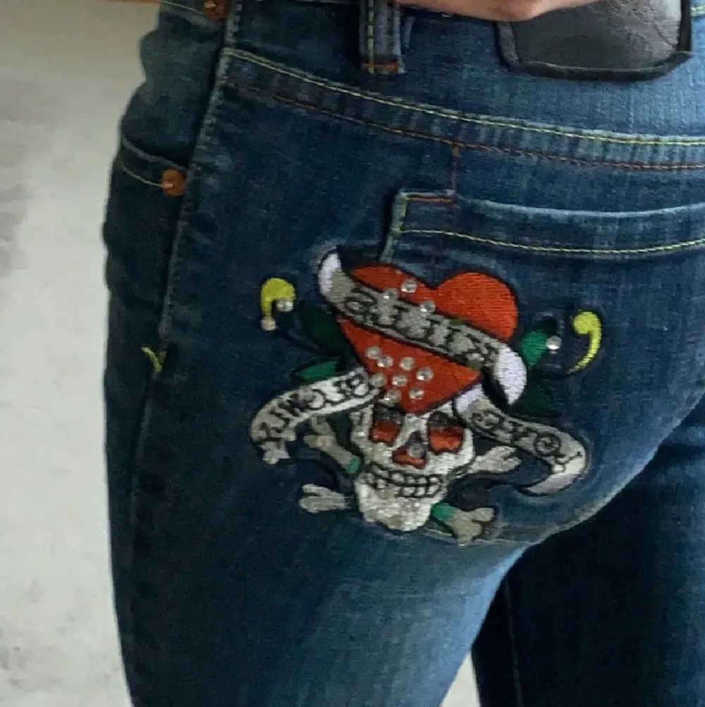 Säljer mina Ed Hardy jeans för att dom tyvärr inte kommer till användning längre! Skriv om du undrar något eller vill köpa❤️. Jeans & Byxor.