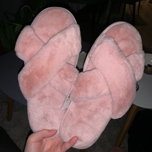 Rosa Tofflor - Köpta idag som en present men tyvärr fel storlek. Prislapp finns kvar ✨ Har själv ett par identiska som jag älskar! Perfekta inomhustofflor nu på vintern 🥰 i storlek 40-41 men passar från storlek 38.