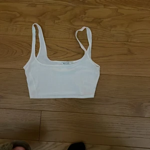 Vit croppad top  - Top från Nelly. Ribbad. 