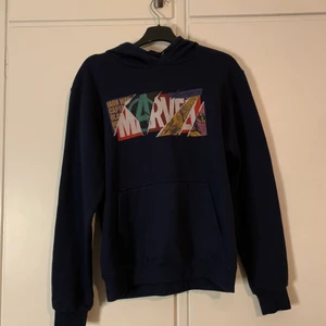 Marvel - en skit snygg Marvel hoodie i st S utan fläkar eller hål dock väl använd där av det låga priset 😊
