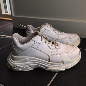 Vita sneakers - Vita sneakers som inte kommer till användning, gjort rent de och är i bra skick! 💞 Köpte på Nelly.com för flera år sen