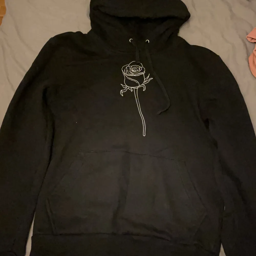 Säljer min svarta hoodie ifrån The Cool Elephant för att jag har två stycken likadana!. Hoodies.