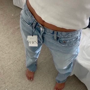 Jeans  - Säljer dessa populära zara jeansen i ljusblå färg! Dem är knappt använda på grund av att dem var lite för korta för mig, så i bra skick! Först till kvarn som gäller eller högst bud då jag vill bli av med dem