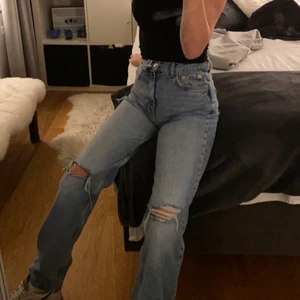 Jeans  - I jätte fint skick, storlek 32. Säljer de pågrund av att de är för små för mig. Nypris 699kr jag säljer de för 250kr + frakt 