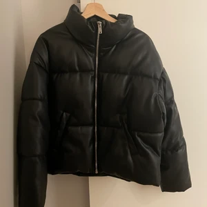 Pufferjacket i skinnimitation - Puffer i storlek Small, lite boxig i modellen. Rättvis i storleken, jag har S på alla jackor å denna sitter bra på mig. Köptes för ett år sedan men är använd ett fåtal gånger så jackan är i nyskick!😙 Kan mötas i Gävle, annars skickas med tillkommande fraktkostnad!🥰