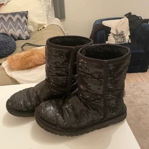 Glitter uggs!! - Svarta glitteriga uggs välanvända men dom har mycket kvar att ge