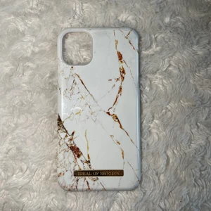Ideal Of Sweden skal - Säljer detta supersnygga skal från Ideal Of Sweden. Knappt använd i fint skick utan skador! Köptes för 299. Säljer då jag bytt telefon. Skalet funkar för iPhone 11/XR. Frakt tillkommer💞💞 Fins en liten defekt längre ner på skalet men inget som syns! Se sista bild  