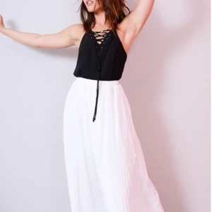 Lång maxikjol - En vit veckad maxikjol från LOVEMYSTYLE i storlek 40! Använd endast en gång! Den har två lager, ett tjockare och ett tunnare, inte genomsynlig! Den går ner till fötterna på mig som är 163cm lång! Köpte för 600kr, säljer för 200kr ink frakt 