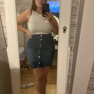 jeans kjol  - en kjol med fyra fickor och knappar framtill!! Det är en tajt modell och går lite ovanför knäna!! Den är från märket SODA i storlek L!! Knappt använd ❣️ 50kr exl. frakt. 