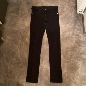 Svarta jeans  - storlek 40/L , normal rise , medel stretch | kontakta mig för fler bilder / frågor !! säljes för 90kr totalt ink frakt 