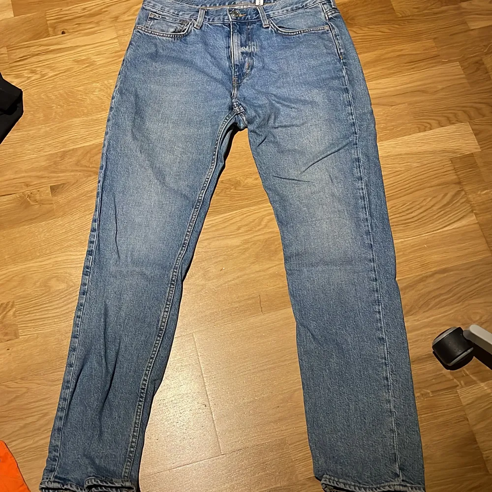 Weekday jeans modell ”easy” storlek 30-32. Bra skick, knappt använda eftersom att dem var för långa. Jeans & Byxor.